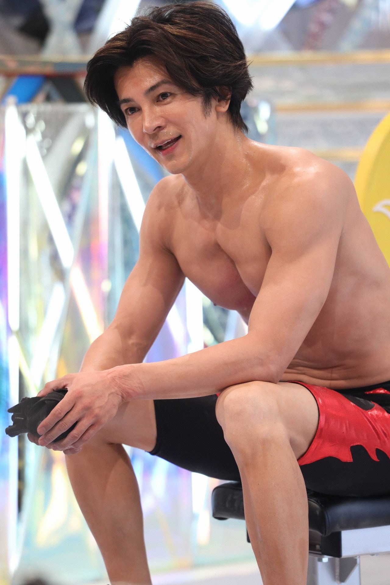 ベンチプレス対決に出場する、武田真治。(c)フジテレビ