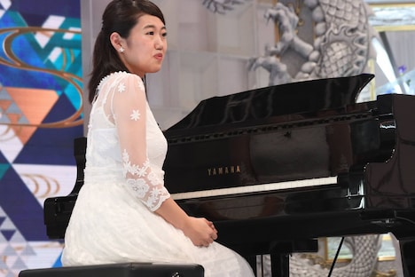 ピアノ対決に出場する、横澤夏子。(c)フジテレビ