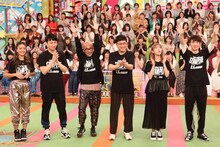 「VS嵐」に出演する、劇場版「ONE PIECE STAMPEDE」チームの（左から）池田美優、アンジャッシュ児嶋、竹中直人、南海キャンディーズ山里、指原莉乃、ユースケ・サンタマリア。(c)フジテレビ