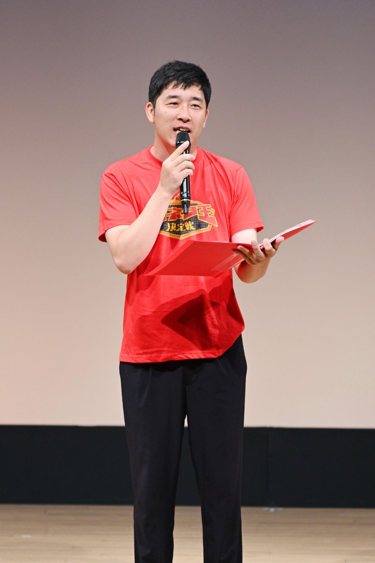 大阪、東京共にMCを務めたあべこうじ。