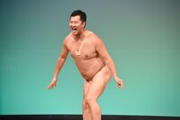 「歌ネタ王決定戦2019」の準決勝で「東京ってすごい」を披露する、とにかく明るい安村。