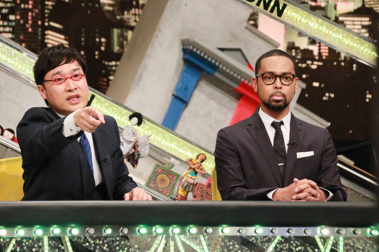 （左から）南海キャンディーズ山里、NESMITH。(c)フジテレビ