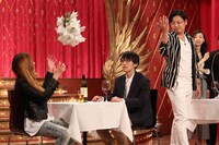 アルコ＆ピース平子扮する瀬良明正社長と納言の「やさぐれた若者にかます意識高い系IT社長」コント。(c)フジテレビ