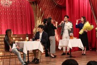 アルコ＆ピース平子扮する瀬良明正社長と納言の「やさぐれた若者にかます意識高い系IT社長」コント。(c)フジテレビ