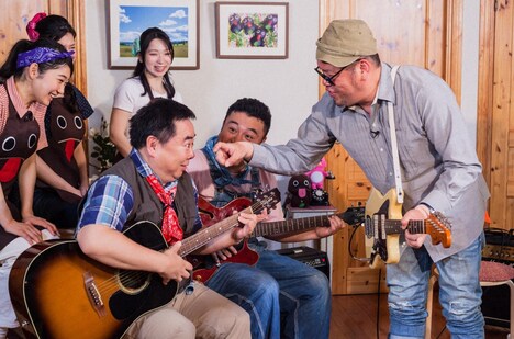 (手前左から)ドランクドラゴン塚地、野性爆弾くっきー。(c)ABC