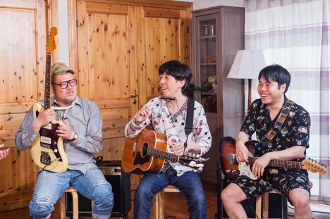 「ギターをこよなく愛する御一行様」として出演する(左から)野性爆弾くっきー、2丁拳銃・小堀、NON STYLE井上。(c)ABC