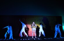 日本版オフィシャルソング「サークル・オブ・ライフ」をパフォーマンスするRIRIとダンサーたち。