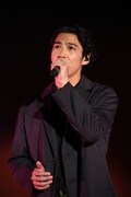 「愛を感じて」を歌唱する賀来賢人。