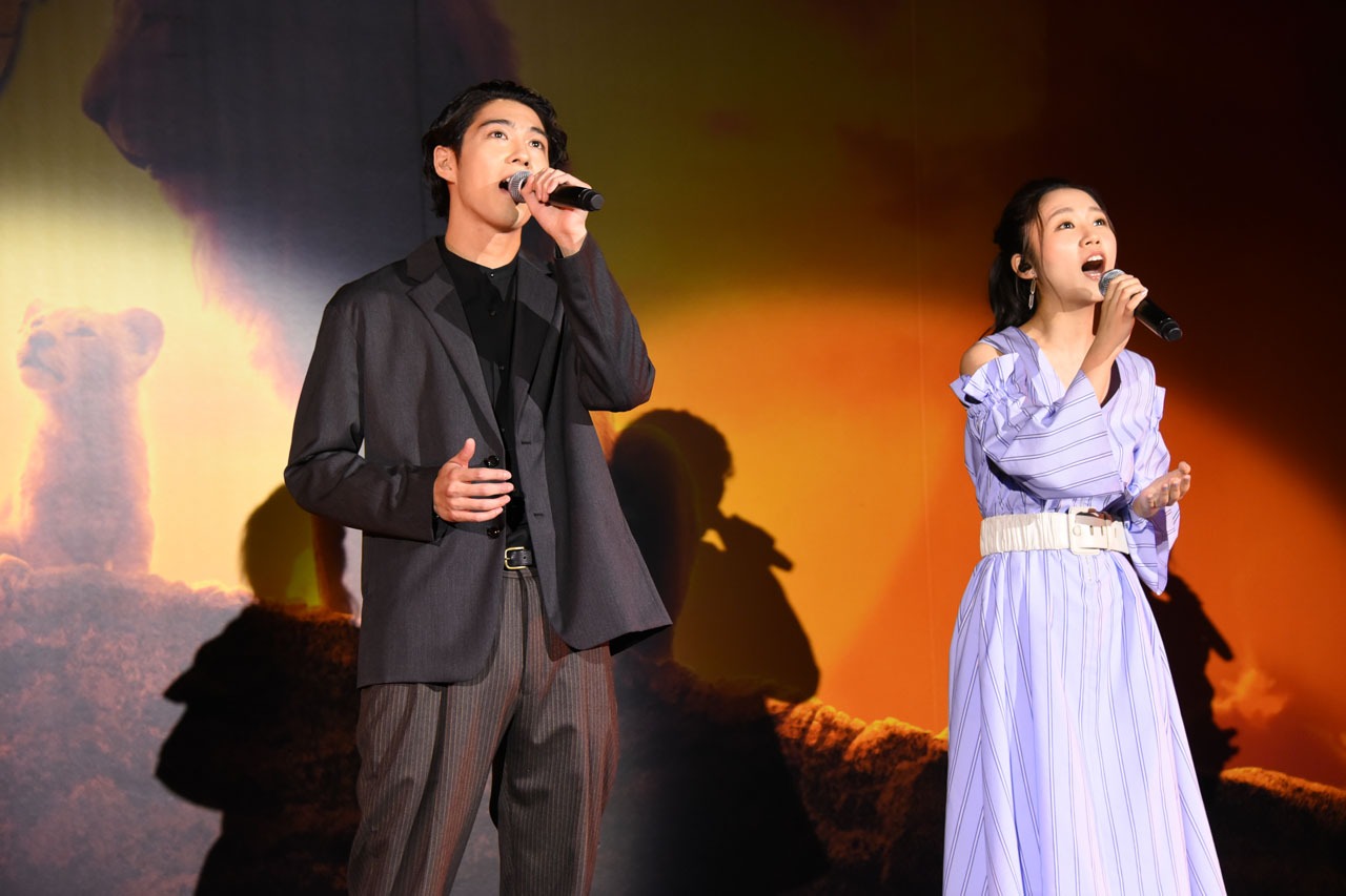「愛を感じて」を歌唱する賀来賢人（左）と門山葉子（右）。