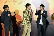 ウケなかった佐藤二朗（中央）に「今日のお客さんは心の中で笑うタイプ」とフォローを入れるミキ亜生（右）。