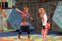 （左から）EXIT兼近、青山テルマ。(c)フジテレビ