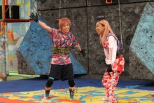 （左から）EXIT兼近、青山テルマ。(c)フジテレビ