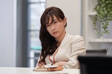 長谷川京子演じる電報堂営業部のリーダー・向坂。(c)NHK