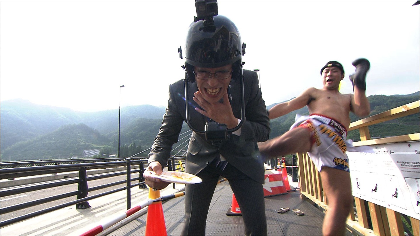 岸博幸のロケのワンシーン。(c)ABCテレビ