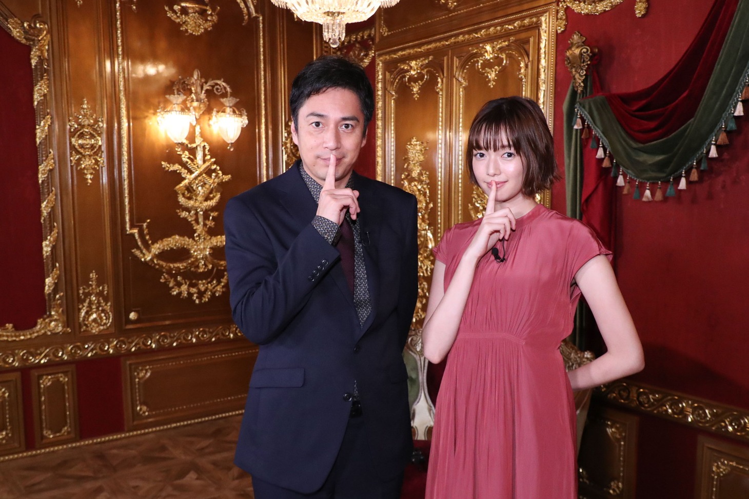 ドキュメントバラエティ「億女のヒミツ」MCのチュートリアル徳井（左）とゲストの佐藤栞里（右）。(c)関西テレビ