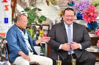 （左から）笑福亭鶴瓶、荒磯親方。(c)TBS