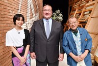 「A-Studio」に出演する（左から）上白石萌歌、元横綱・稀勢の里の荒磯親方、笑福亭鶴瓶。(c)TBS