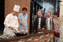 「石橋貴明のたいむとんねる」に出演する、「赤坂璃宮」総料理長・譚澤明氏、石橋貴明、バイきんぐ、海老原優香アナ。(c)フジテレビ