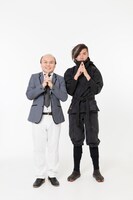 ワンワンニャンニャン。左が菊地。右は相方の忍者歩歩。