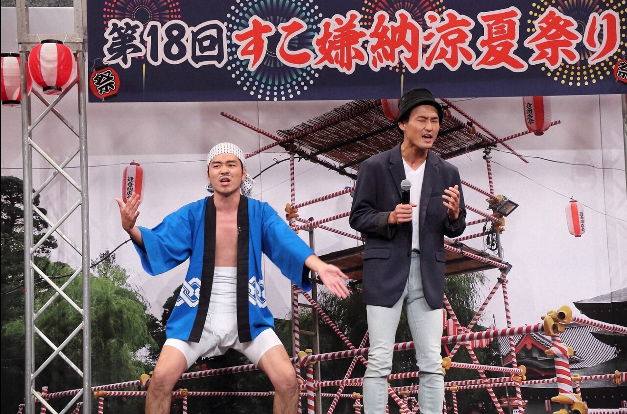 「もう少し、嫌な奴」で「祭りで会った、もう少し嫌な奴」をテーマにコントを披露するジャルジャル。(c)ABC