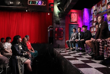 ゲストのたこやきレインボー・堀くるみ（手前左）と芸人たち。(c)ABC