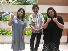 左から海原やすよ、メッセンジャー黒田、海原ともこ。