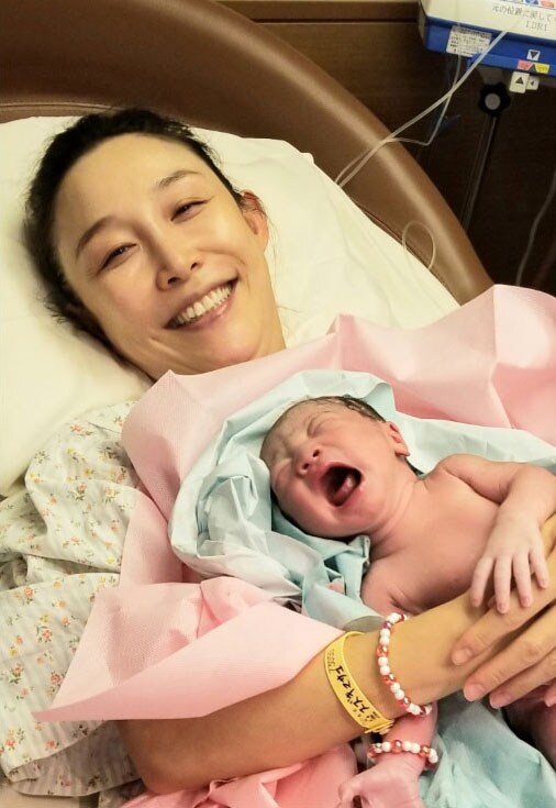 クワバタオハラ小原と生まれたばかりの「こうめ」ちゃん。（写真は小原のブログ「女前。」より）