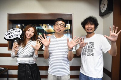 おいでやす小田（中央）と「Skyrocket Company」のマンボウやしろ（右）、浜崎美保（左）。