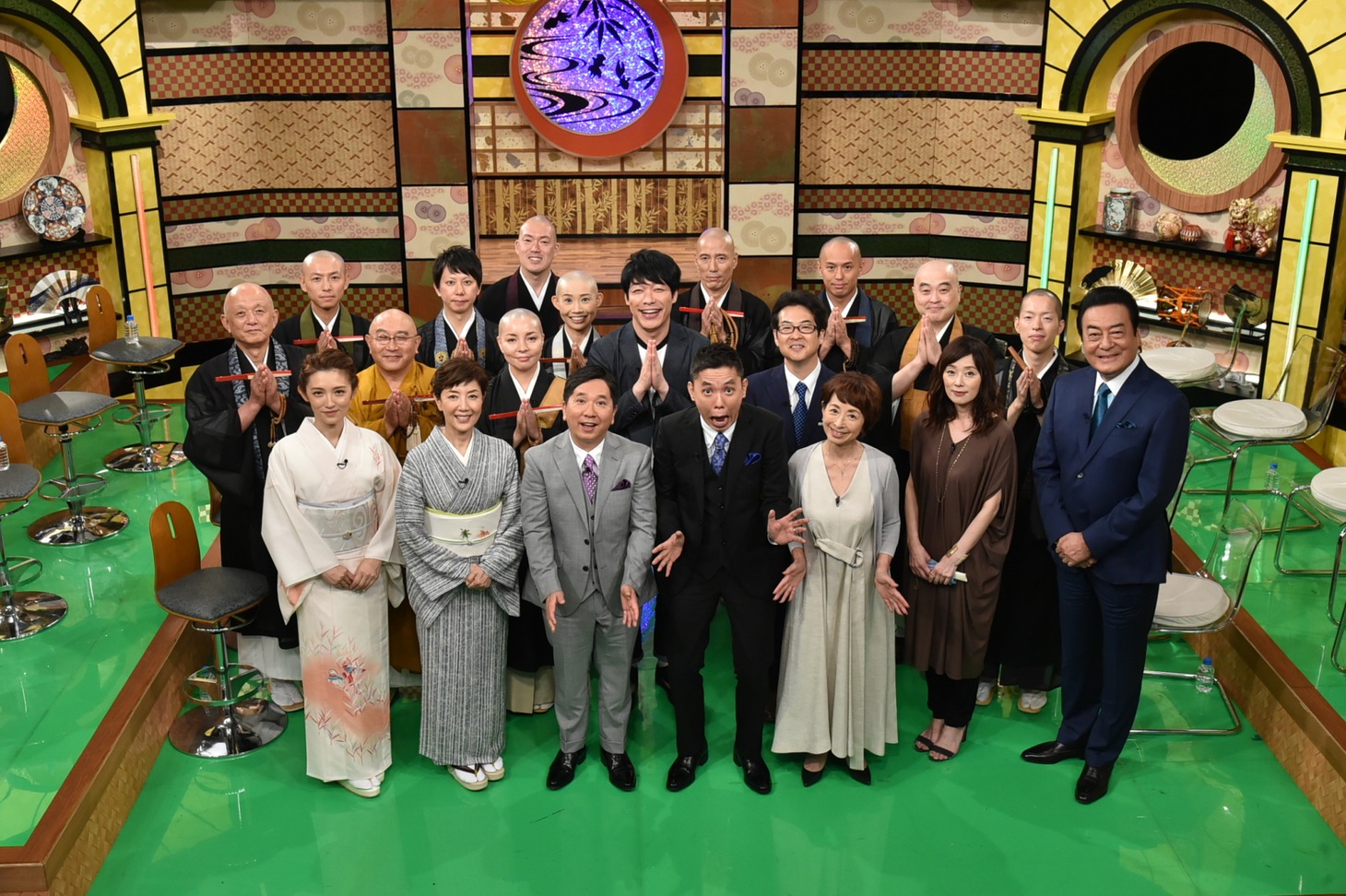 「お坊さんバラエティ ぶっちゃけ寺 夏の3時間スペシャル」に出演する爆笑問題（前列中央）ら。(c)テレビ朝日