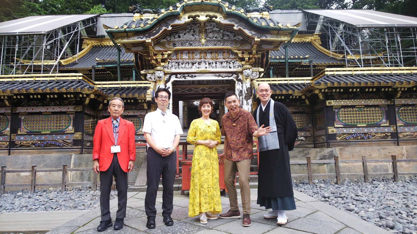 日光東照宮を訪れる爆笑問題・太田（右から2人目）、戸田恵子（中央）ら。(c)テレビ朝日