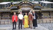 日光東照宮を訪れる爆笑問題・太田(右から2人目)、戸田恵子(中央)ら。(c)テレビ朝日