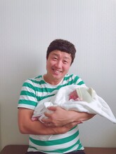 第2子を抱きかかえるWエンジン・えとう窓口。