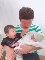 第1子と第2子を抱きかかえるWエンジン・えとう窓口。