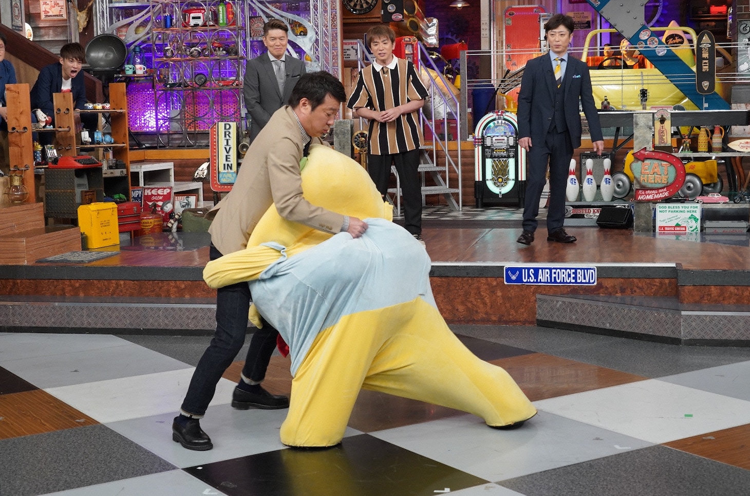 相撲で対決する極楽とんぼ加藤とふなっしー。(c)日本テレビ