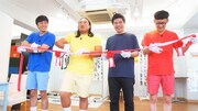 テープカットするロバートと藤田晋氏（左から3人目）。