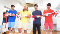 テープカットするロバートと藤田晋氏（左から3人目）。