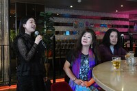 島谷ひとみ（左端）が歌うワンシーン。(c)ABCテレビ