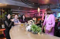 ブランドアップみえちゃん（左から2人目）ら。(c)ABCテレビ