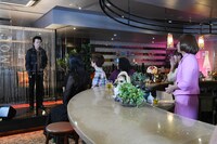 高橋ジョージ（左端）が歌うワンシーン。(c)ABCテレビ