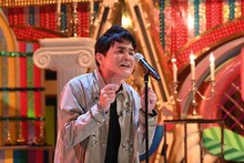 「テレビ千鳥」で米津玄師「Lemon」を披露する千鳥ノブ。(c)テレビ朝日