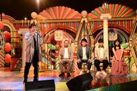 千鳥ノブ（左）が歌うスタジオのワンシーン。(c)テレビ朝日