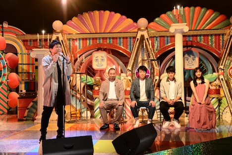 千鳥ノブ（左）が歌うスタジオのワンシーン。(c)テレビ朝日