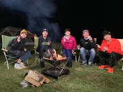 （左から）井上苑子、山下健二郎、筧利夫、コロコロチキチキペッパーズ。(c)フジテレビ