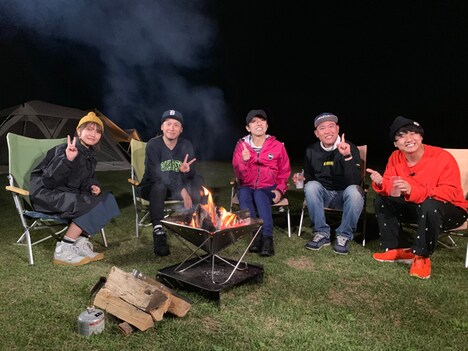 （左から）井上苑子、山下健二郎、筧利夫、コロコロチキチキペッパーズ。(c)フジテレビ