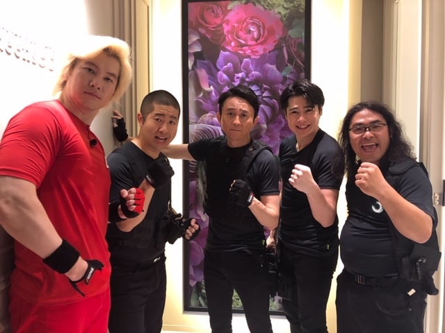 「潜入有吉」に出演する（左から）メイプル超合金カズレーザー、ハライチ澤部、有吉弘行、平成ノブシコブシ吉村、ロッチ中岡。(c)テレビ朝日