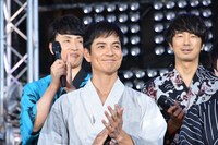 沢村一樹（中央）