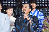 吉田鋼太郎（手前）