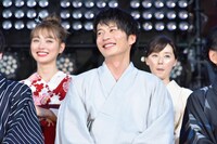 田中圭（中央）