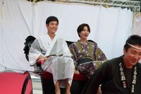 人力車に乗る沢村一樹（左）と志尊淳（右）。