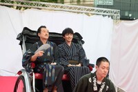 人力車に乗る吉田鋼太郎（左）と林遣都（右）。
